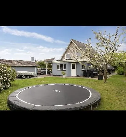 Big In Near Mons Klint With Trampolin مكان تخييم شتايغ